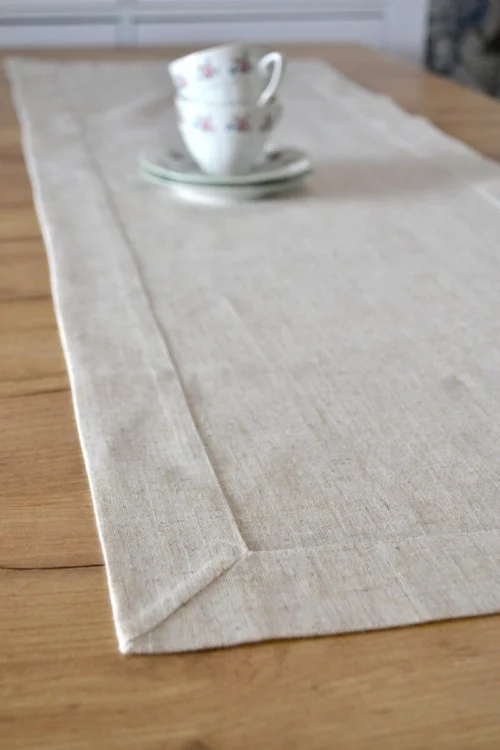 Rechthoekige beige tafelloper die linnen imiteert OHJ19-1
