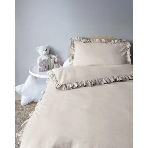 Zacht en ademend katoenen kinderbeddengoed met ruches in beige. Comfortabel, stijlvol en huidvriendelijk. Perfect voor een knusse en elegante kinderkamer!