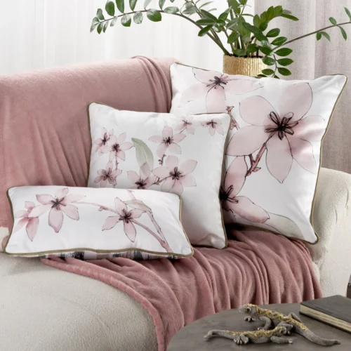 JA152-02e Fluwelen kussenhoes met magnolia bloemen afgezet met bies JA152-02