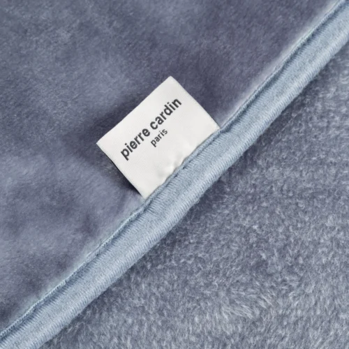 K183-02d Pierre Cardin deken met geborduurd logo K183-02