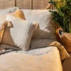 Bouclé kussensloop met decoratieve kwastjes J02A-01