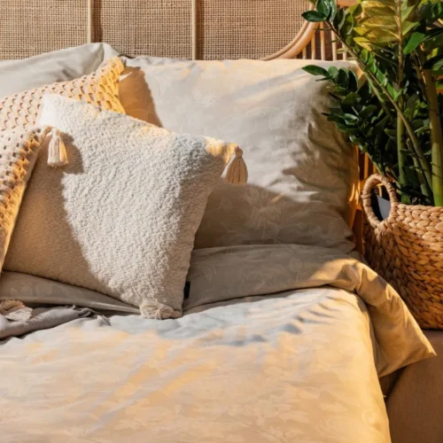 Bouclé kussensloop met decoratieve kwastjes J02A-01